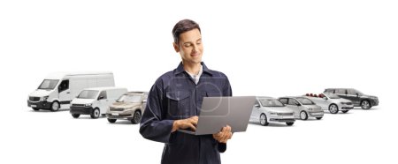 Téléchargez les photos : Voiture mechnaïque avec un ordinateur portable travaillant devant des véhicules isolés sur fond blanc - en image libre de droit
