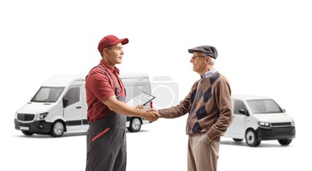 Foto de Trabajador con una furgoneta estrechando la mano con un hombre mayor aislado sobre fondo blanco - Imagen libre de derechos
