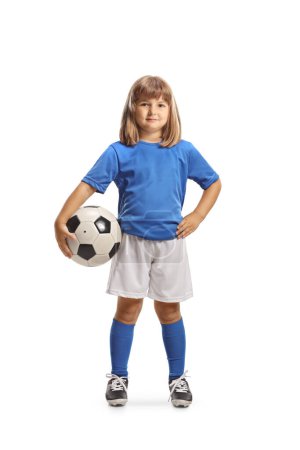 Foto de Chica en ropa de fútbol posando con la bola bajo el brazo aislado sobre fondo blanco - Imagen libre de derechos