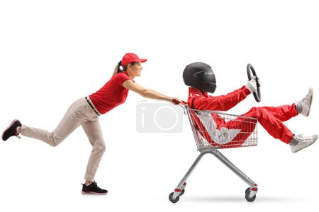 Téléchargez les photos : Assistant de magasin poussant un chariot avec un coureur à l'intérieur isolé sur fond blanc - en image libre de droit