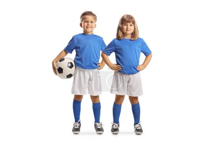 Foto de Retrato completo de una niña y un niño en camisetas deportivas posando con una pelota aislada sobre fondo blanco - Imagen libre de derechos