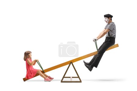 Téléchargez les photos : Mime jouer avec une fille sur une balançoire isolé sur fond blanc - en image libre de droit