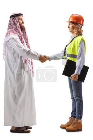 Téléchargez les photos : Plan de profil complet d'un homme arabe saoudien serrant la main d'une ingénieure isolée sur fond blanc - en image libre de droit