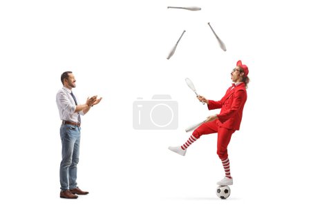 Téléchargez les photos : Profil complet d'un homme applaudissant et regardant un gars jongler isolé sur fond blanc - en image libre de droit