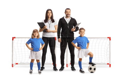 Téléchargez les photos : Entraîneurs de football et enfants devant un mini but isolé sur fond blanc - en image libre de droit
