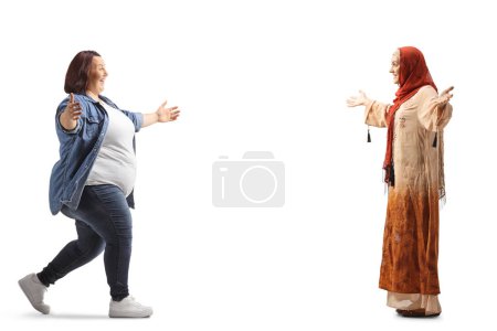 Foto de Mujer con sobrepeso encontrándose y saludando a una joven musela aislada sobre fondo blanco - Imagen libre de derechos