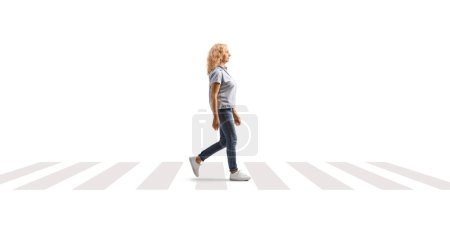Téléchargez les photos : Femme marchant dans une rue à un passage piétonnier isolé sur fond blanc - en image libre de droit