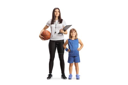 Téléchargez les photos : Entraîneur de basket féminin posant avec une petite fille isolée sur fond blanc - en image libre de droit