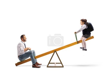 Téléchargez les photos : Père et fille jouant sur une balançoire isolée sur fond blanc - en image libre de droit
