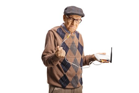 Téléchargez les photos : Vieil homme grincheux tenant un câble de routeur isolé sur fond blanc - en image libre de droit