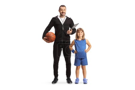 Téléchargez les photos : Basketball entraîneur tenant une balle et debout avec une petite fille isolée sur fond blanc - en image libre de droit