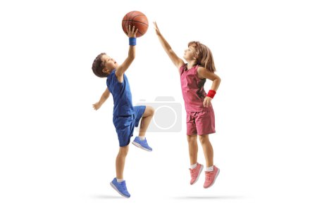 Téléchargez les photos : Petit garçon et fille jouer au basket isolé sur fond blanc - en image libre de droit
