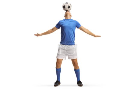 Foto de Jugador de fútbol sosteniendo una pelota con la cabeza aislada sobre fondo blanco - Imagen libre de derechos