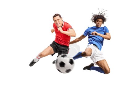 Foto de Jugadores de fútbol afroamericanos y caucásicos saltando y pateando una pelota aislada sobre fondo blanco - Imagen libre de derechos