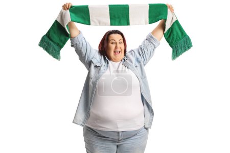 Téléchargez les photos : Jeune femme plus la taille acclamant avec une écharpe verte et blanche isolée sur fond blanc - en image libre de droit