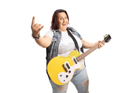 Téléchargez les photos : Corpulent jeune femme avec une guitare électrique geste rock and roll signe isolé sur fond blanc - en image libre de droit