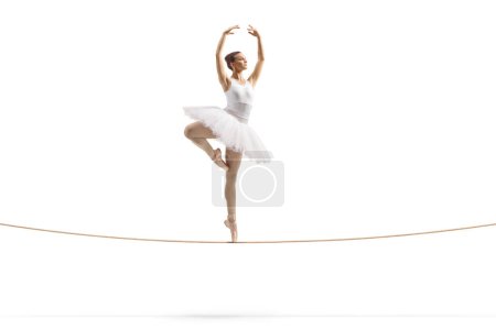 Foto completa de una bailarina bailando sobre una cuerda floja aislada sobre fondo blanco