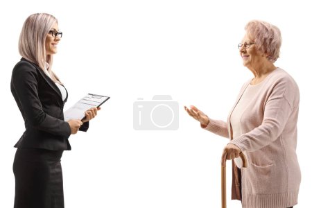 Téléchargez les photos : Jeune femme d'affaires parlant avec une femme âgée isolée sur fond blanc - en image libre de droit