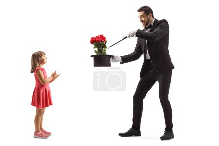 Foto de Foto de perfil completo de una chica dando un aplauso a un mago realizando un truco aislado sobre fondo blanco - Imagen libre de derechos