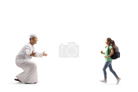 Téléchargez les photos : Enfant courant vers un homme vêtu de vêtements musulmans traditionnels isolé sur fond blanc - en image libre de droit
