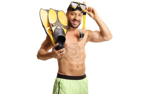 Foto de Hombre en traje de baño con una máscara y aletas de snorkel sonriendo a la cámara aislada en el fondo blanco - Imagen libre de derechos