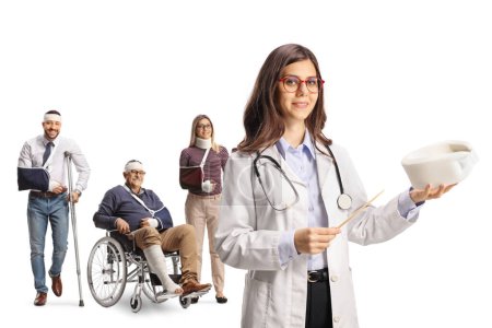 Téléchargez les photos : Médecin orthopédiste féminine avec une attelle au cou et un groupe de personnes blessées avec des béquilles et un fauteuil roulant isolé sur fond blanc - en image libre de droit