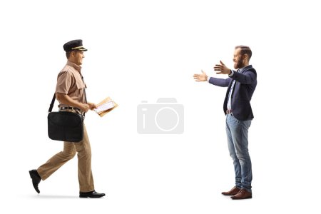 Téléchargez les photos : Homme attendant un facteur avec les bras grands ouverts isolés sur fond blanc - en image libre de droit