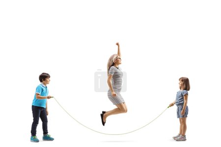 Foto de Chica y niño jugando saltar la cuerda con una mujer aislada en el fondo blanco - Imagen libre de derechos