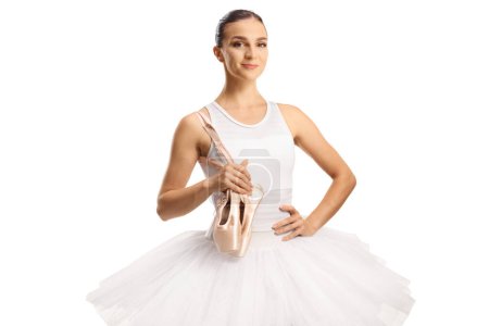 Foto de Bailarina llevando zapatos de puntera y sonriendo aislada sobre fondo blanco - Imagen libre de derechos