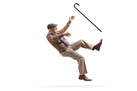 Foto de Hombre mayor con un bastón cayendo aislado sobre fondo blanco - Imagen libre de derechos