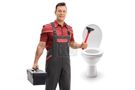 Téléchargez les photos : Plombier tenant une boîte à outils et un piston de toilette isolé sur fond blanc - en image libre de droit