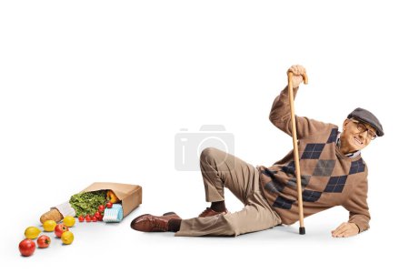 Foto de Hombre mayor con una bolsa de comestibles en el suelo tratando de levantarse aislado sobre fondo blanco - Imagen libre de derechos