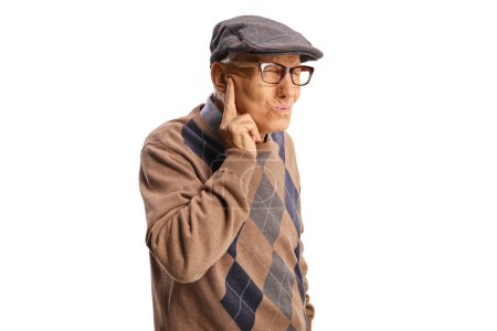 Foto de Anciano protegiendo su oído de un sonido desagradable aislado sobre fondo blanco - Imagen libre de derechos