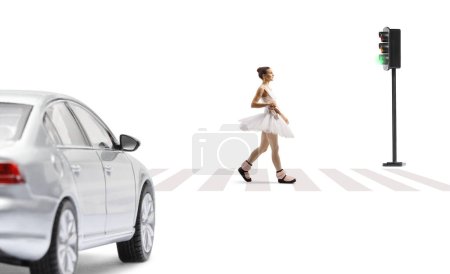 Foto de Bailarina llevando zapatos de puntera y cruzando una calle en zerba peatonal aislada sobre fondo blanco - Imagen libre de derechos