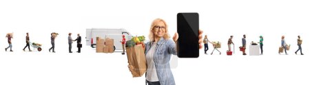 Foto de Mujer con una bolsa de comestibles y un smartphone posando frente a granjeros alisando productos al mercado aislados sobre fondo blanco - Imagen libre de derechos