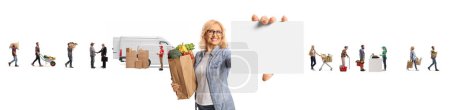 Foto de Mujer con una bolsa de comestibles sosteniendo una tarjeta en blanco y posando frente a granjeros entregando mercancías al mercado aisladas sobre fondo blanco - Imagen libre de derechos