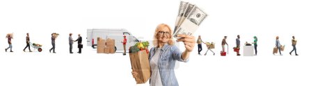 Foto de Mujer con una bolsa de comestibles sosteniendo dinero y posando frente a granjeros entregando bienes al mercado aislados sobre fondo blanco - Imagen libre de derechos