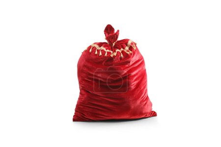 Foto de Estudio plano de un saco de terciopelo rojo lleno de regalos aislados sobre fondo blanco - Imagen libre de derechos