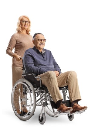 Téléchargez les photos : Femme debout derrière un mari dans un fauteuil roulant isolé sur fond blanc - en image libre de droit