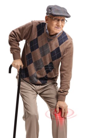 Foto de Hombre mayor con dolor de rodilla e inflamación roja caminando con un bastón aislado sobre fondo blanco - Imagen libre de derechos
