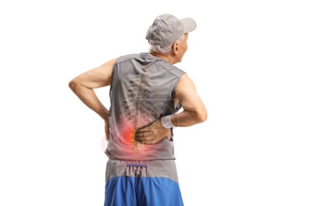 Téléchargez les photos : Vue arrière d'un homme âgé en tenue de sport tenant son dos avec une colonne vertébrale visible isolée sur fond blanc - en image libre de droit