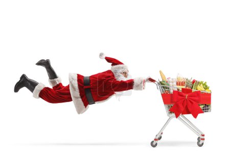 Téléchargez les photos : Père Noël écorchant et tenant un panier avec de la nourriture et un ruban rouge isolé sur fond blanc - en image libre de droit