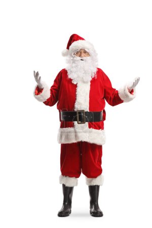 Téléchargez les photos : Portrait complet du Père Noël expliquant quelque chose avec les mains isolées sur fond blanc - en image libre de droit