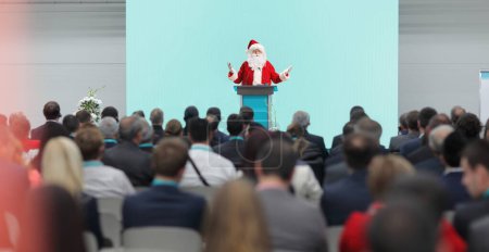 Téléchargez les photos : Père Noël parlant sur un piédestal devant un public - en image libre de droit