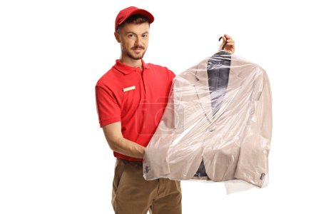 Foto de Trabajador de limpieza en seco sosteniendo un traje en una funda de bolsa de plástico aislado en un fondo blanco - Imagen libre de derechos