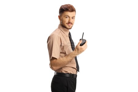 Téléchargez les photos : Jeune agent de sécurité tenant un talkie-walkie isolé sur fond blanc - en image libre de droit