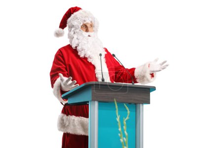 Téléchargez les photos : Père Noël prononçant un discours sur un piédestal isolé sur fond blanc - en image libre de droit