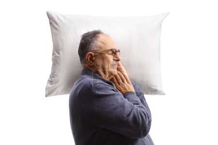 Téléchargez les photos : Plan du profil d'un homme mature dormant sur un oreiller isolé sur fond blanc - en image libre de droit