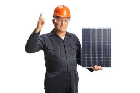 Foto de Técnico sosteniendo un panel solar y apuntando hacia arriba aislado sobre fondo blanco - Imagen libre de derechos