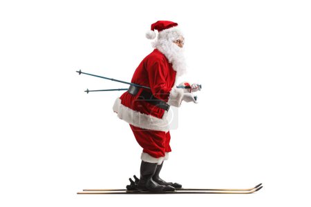 Foto de Perfil completo plano de Santa Claus esquiando aislado sobre fondo blanco - Imagen libre de derechos